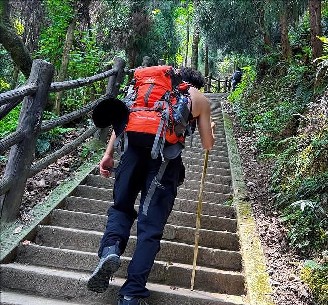 男老师登山失联已遇难，尸体腐烂死状凄惨（组图） - 2