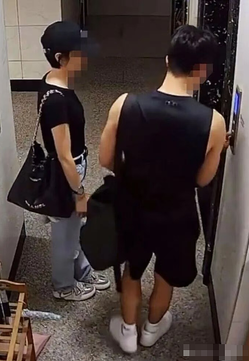 41岁三娃宝妈劈腿“奶狗”健身教练,私会画面被拍这年龄和颜值反差也太大(组图) - 3