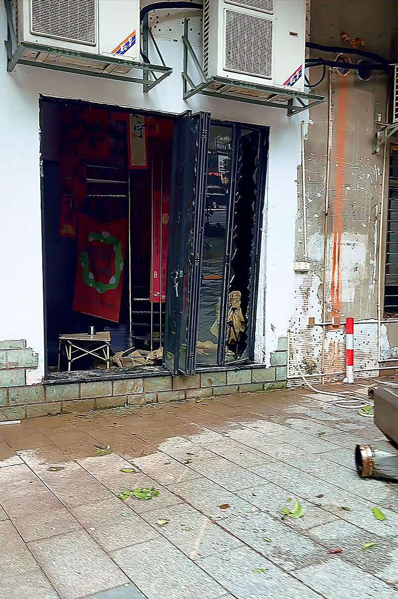 开着豪车来回显摆台风天造浪,珠海U8车主身份曝光(组图) - 9