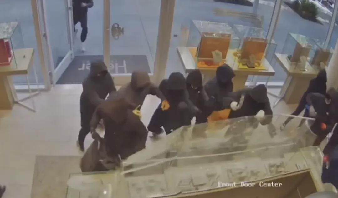 华人爱去旅游地惊爆25人“蒙面大盗团”洗劫!80秒扫荡$100万,警匪追逐战影片曝(视频/组图) - 1