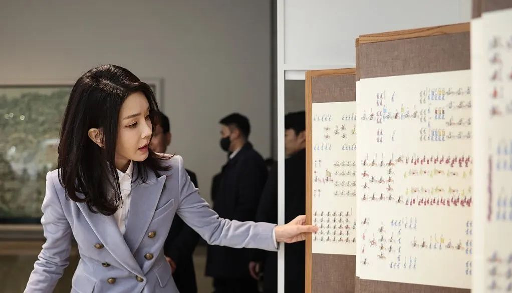 韩前总统夫人被捕后首露面！面容憔悴还长白发，再被扒陪酒受贿丑闻（组图） - 6