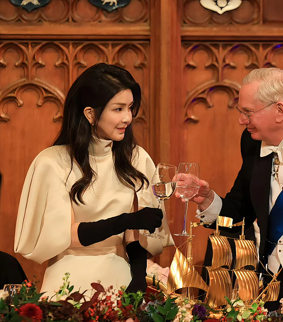 韩前总统夫人被捕后首露面！面容憔悴还长白发，再被扒陪酒受贿丑闻（组图） - 11