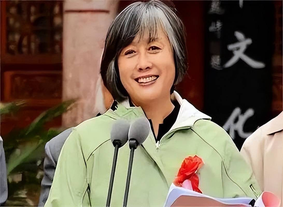 她是“央视名嘴“，主持《曲苑杂坛》二十年，如今跟寻常阿姨没什么两样（组图） - 5