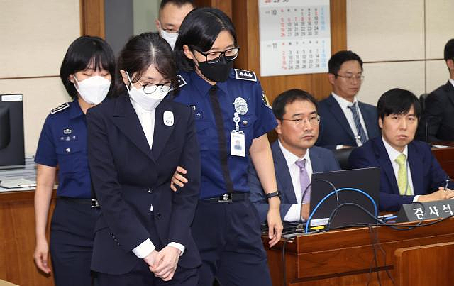 韩前总统夫人被捕后首露面！面容憔悴还长白发，再被扒陪酒受贿丑闻（组图） - 29