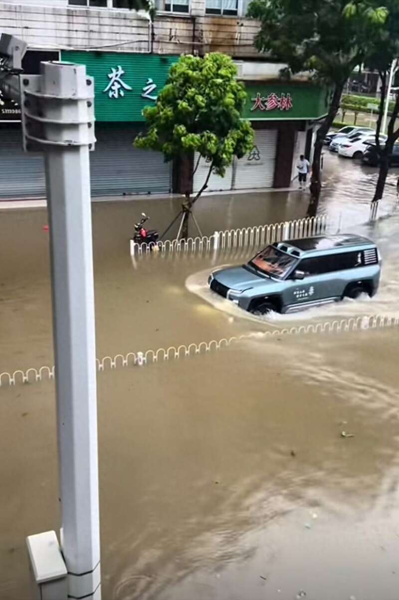 开着豪车来回显摆台风天造浪,珠海U8车主身份曝光(组图) - 1