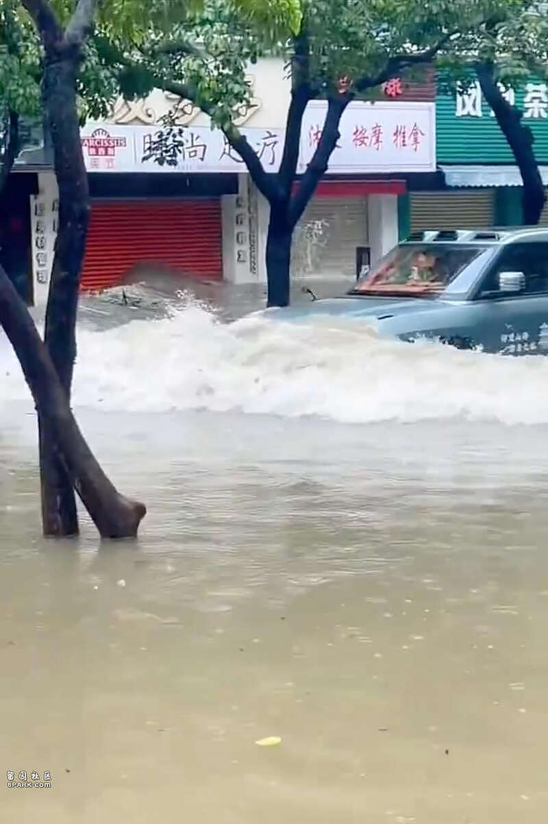 开着豪车来回显摆台风天造浪,珠海U8车主身份曝光(组图) - 3