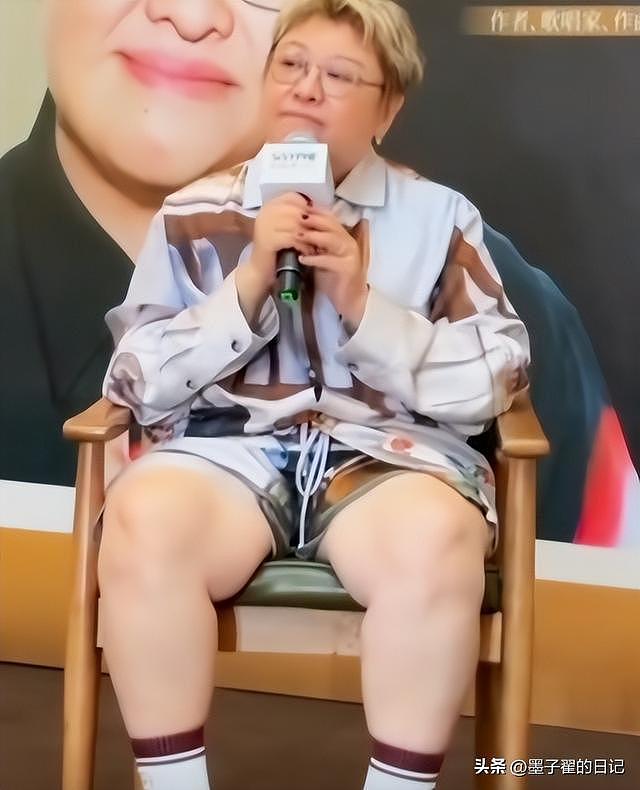 被举报贪污上亿的韩红没等来一句道歉，如今连坐椅子都成了“错”（组图） - 6