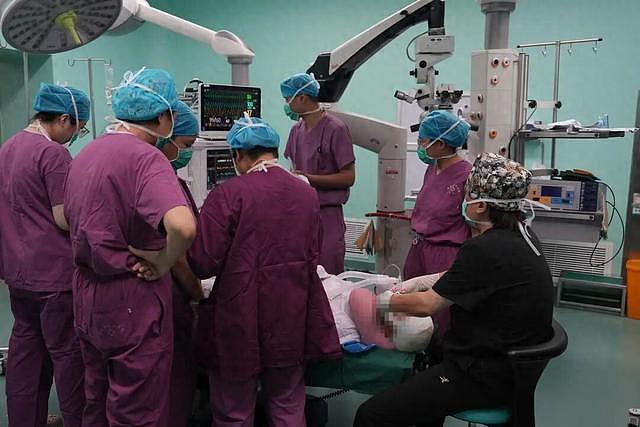 22岁孕妇突遭黑熊袭击装死逃生，头面部大面积撕裂、右眼眼球脱出，6小时手术后转危为安（组图） - 1