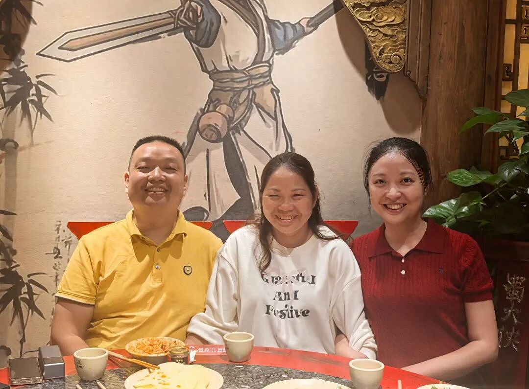 千万富翁与母亲相认团圆,见面礼送房子和银行卡:将接四个弟弟妹妹来定居(组图) - 1