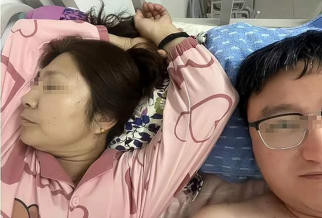 太辣眼!沈阳建筑大学一男生与50岁宿管大妈相恋,亲吻照和床照曝光(组图) - 12