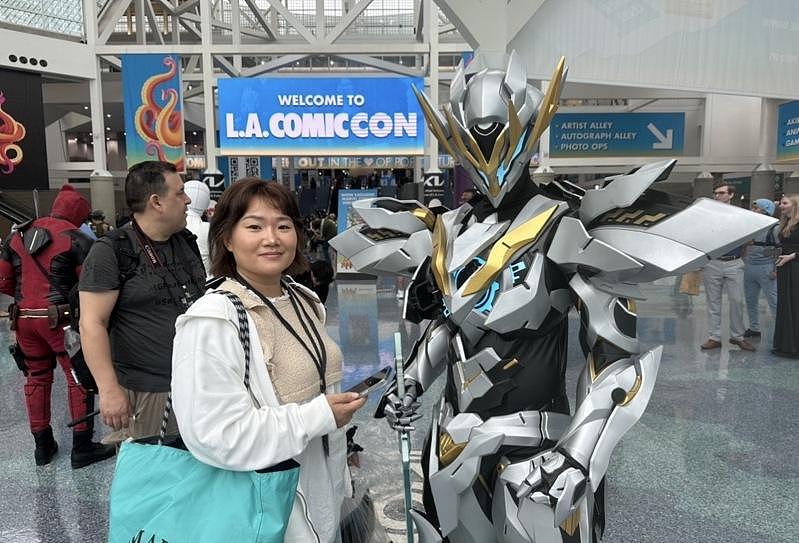 动漫展Cosplay不稀奇，华裔粉这套装备引围观...（组图） - 1