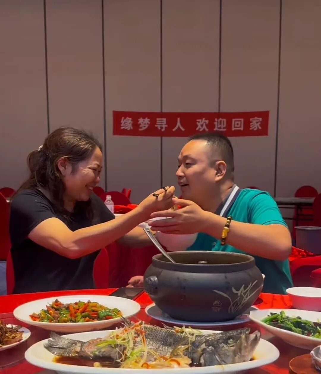 千万富翁与母亲相认团圆,见面礼送房子和银行卡:将接四个弟弟妹妹来定居(组图) - 3