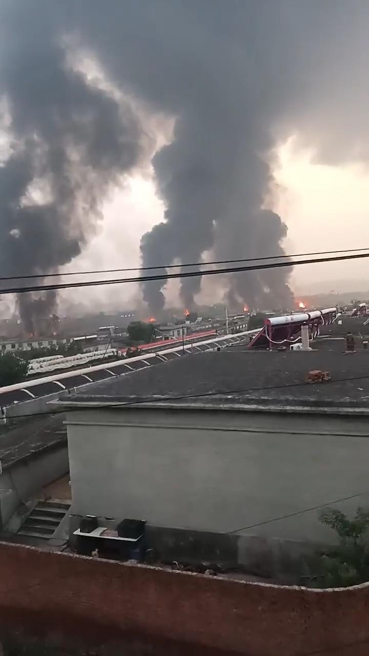 京哈高速油罐车追尾致燃油泄漏，多处起火浓烟冲天，附近居民：接通知不要开窗（视频/组图） - 1