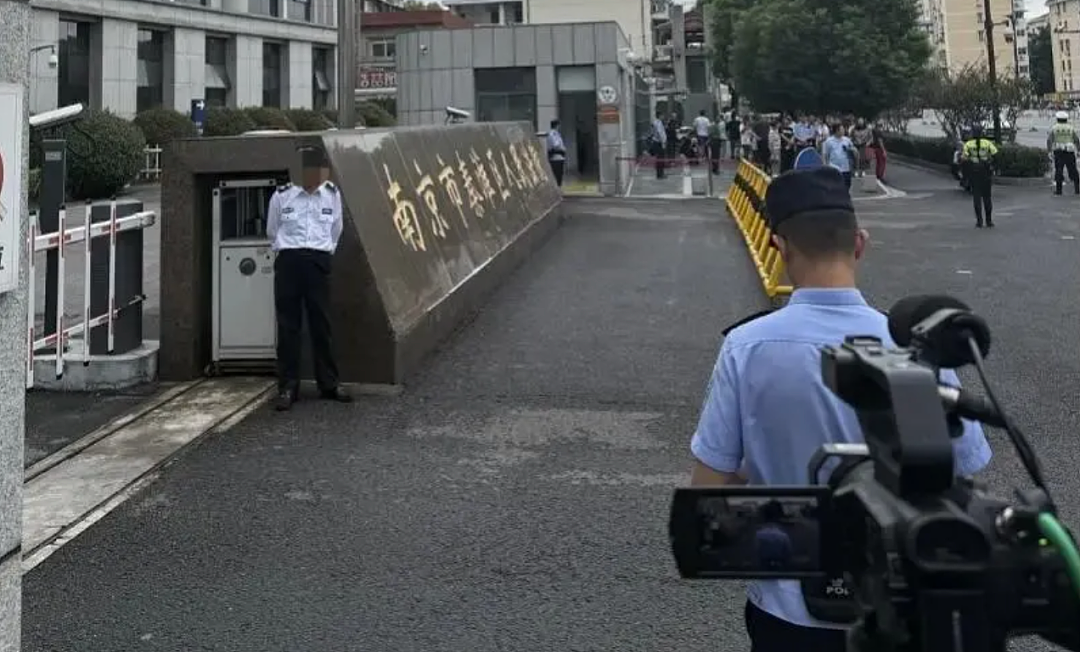 “泰国坠崖案”受害者离婚案开庭!“丈夫摸着孕肚在我耳边说‘你去死吧’! ”(组图) - 1