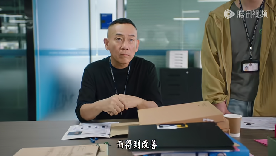 被黎姿拒爱18年后,他独居6亿豪宅:一人一狗,不要太爽!(组图) - 1