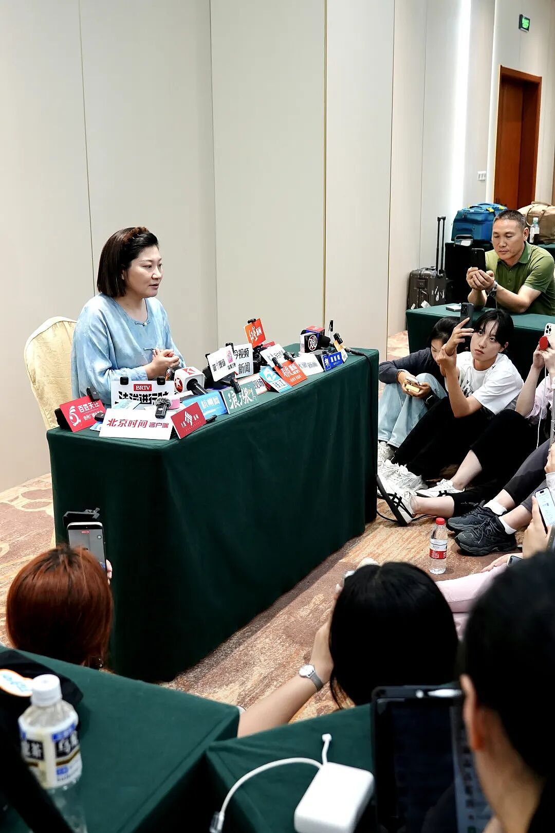 泰国坠崖案王暖暖庭审哭肿了双眼，首度回应抓周：拍孩子不是为流量（组图） - 4