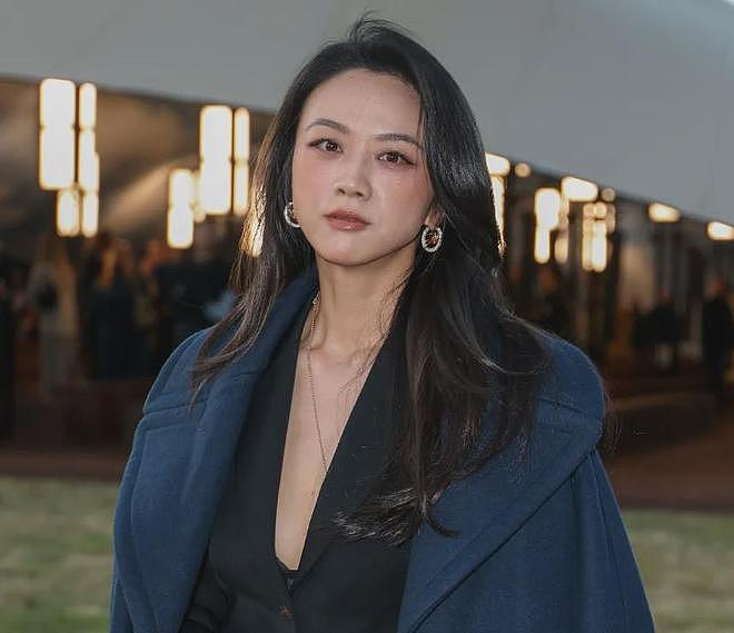 鞠婧祎生图被质疑造假,修成一米七地砖变形,现场图曝光更尴尬(组图) - 5
