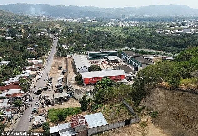 惨绝人寰！ 监狱爆发大屠杀 ，17人死亡， 囚犯遭斩首，家属高墙外痛哭（组图） - 5