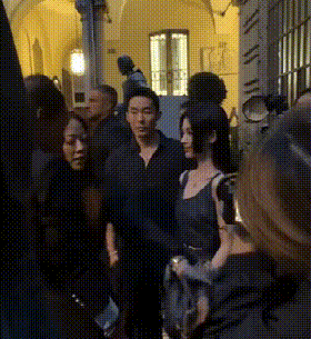 鞠婧祎生图被质疑造假,修成一米七地砖变形,现场图曝光更尴尬(组图) - 21
