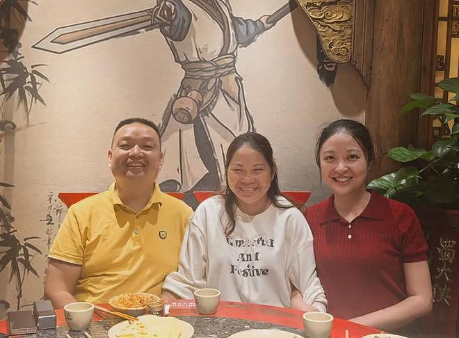 丢失33年千万富翁到云南与母亲相认，见面礼送成都房子和银行卡：将接4个弟弟妹妹来定居（组图） - 1