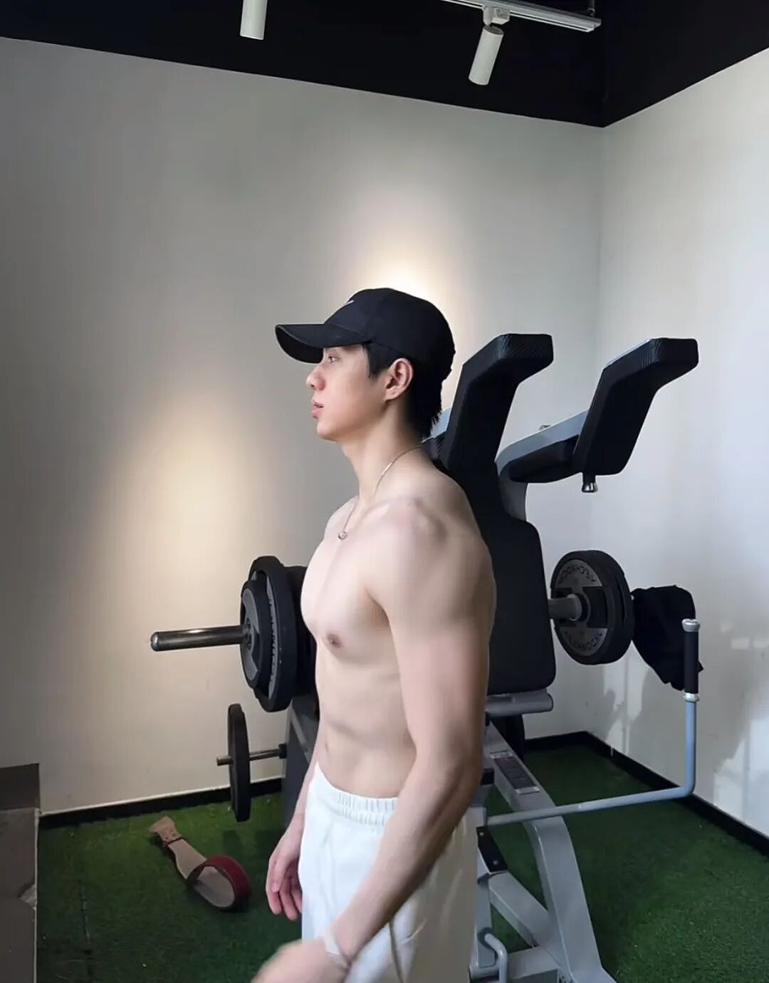 【帅哥】广东工业肌肉校草爆火校园,肌肉与颜值的激烈碰撞,禁欲系满满...(组图) - 13