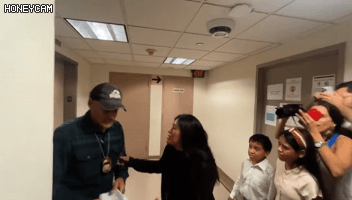 视频疯传！纽约移民妇女陪老公上庭，当着儿女面被暴力推倒，涉事ICE主管停职（组图） - 1