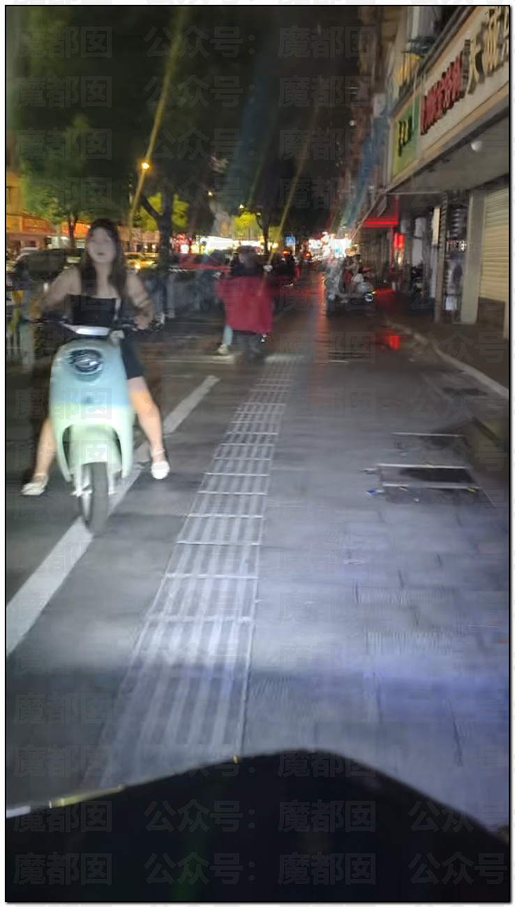 疑惑！为何夜晚街头大量身材曼妙火辣美女骑电动车停在路边？（组图） - 3