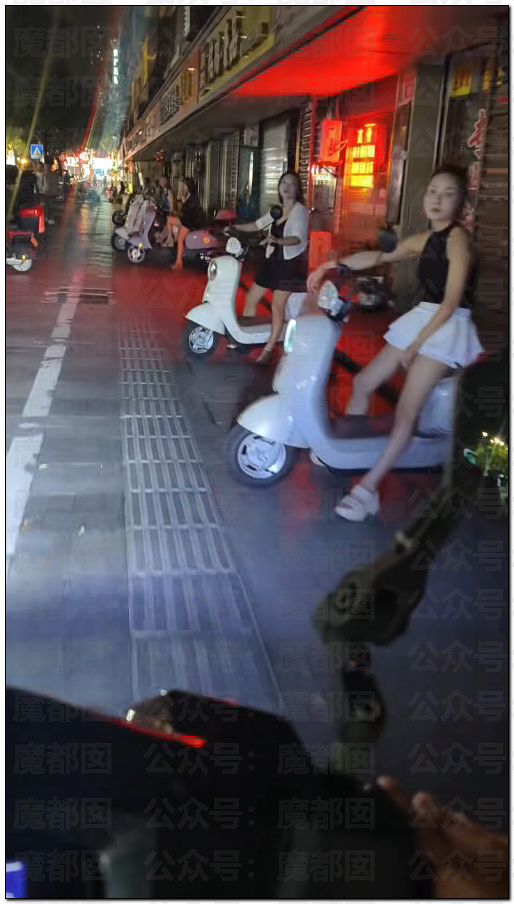 疑惑！为何夜晚街头大量身材曼妙火辣美女骑电动车停在路边？（组图） - 5