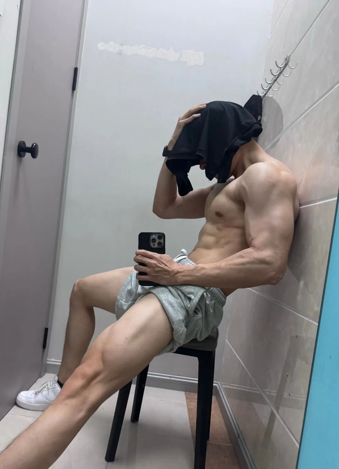 【帅哥】极品白皮肌肉教练性感写真，粗腿大包诱惑满满...（组图） - 4