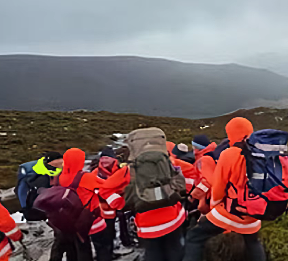 4名中国游客澳洲登山徒步突遭极端天气被困,救援队第二天才将他们救出,一女子因失温不幸身亡,中领馆紧急提醒(组图) - 1