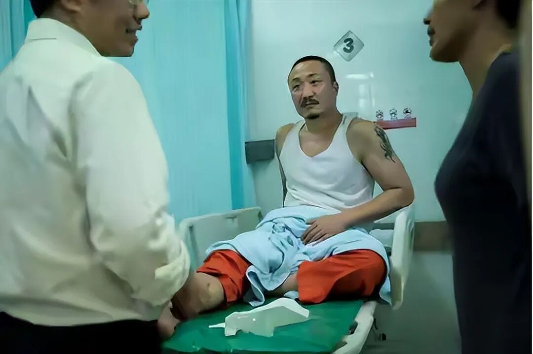 香港知名男星拍戏意外骨裂，痔疮两度爆掉，裤子全是血紧急就医（组图） - 3