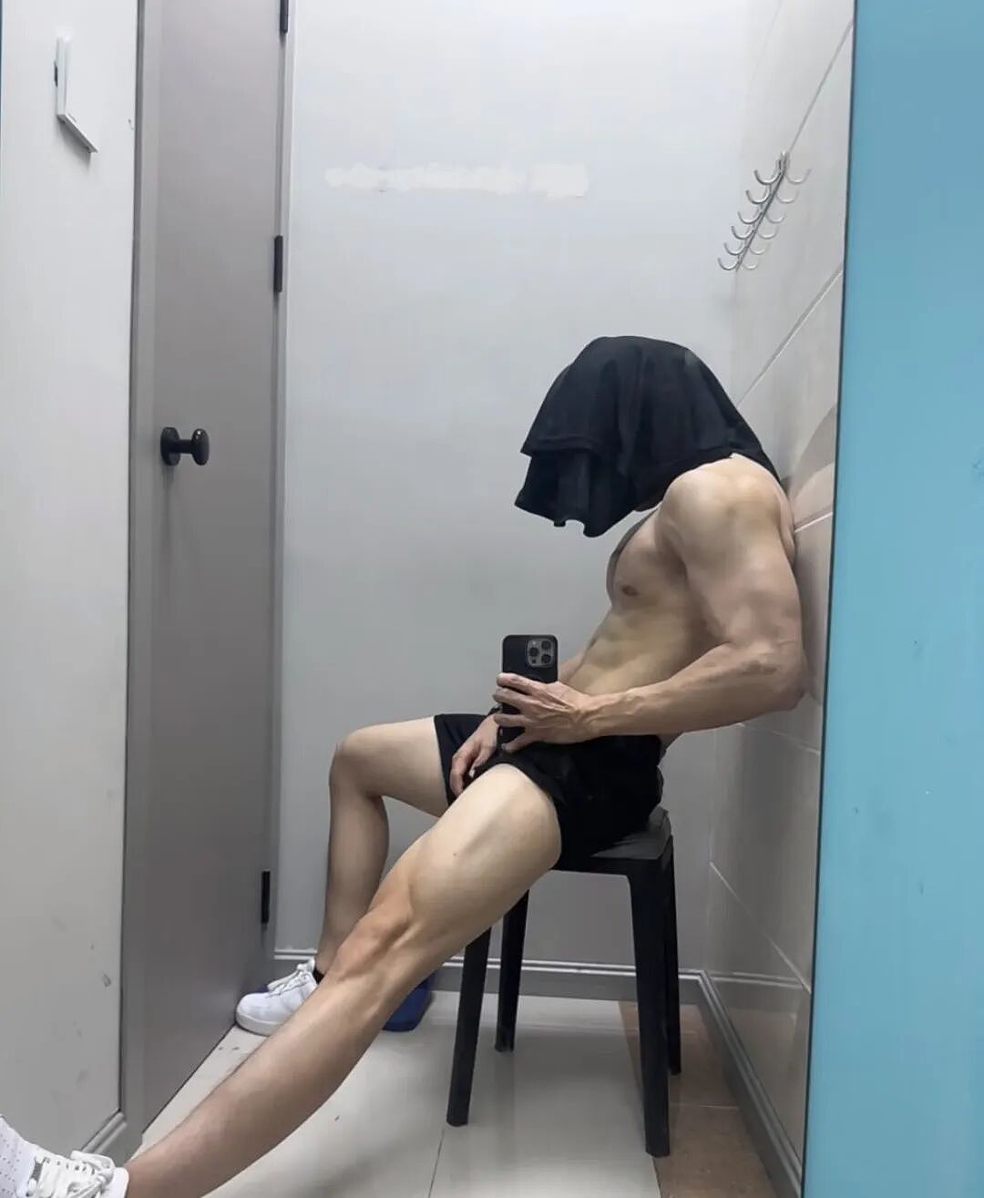 【帅哥】极品白皮肌肉教练性感写真，粗腿大包诱惑满满...（组图） - 3