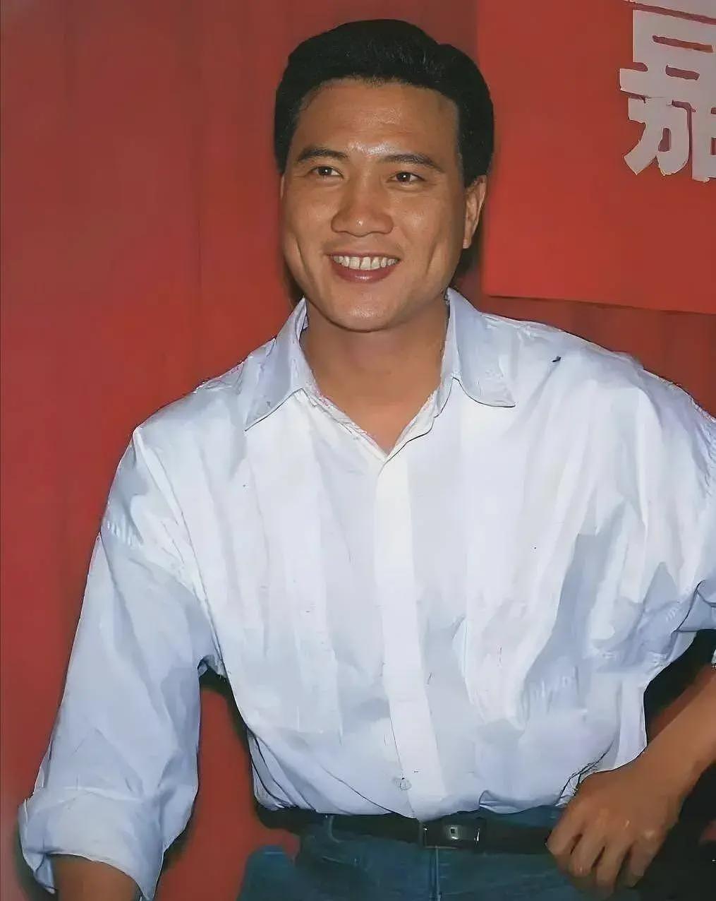 王晶曝万梓良落寞内幕:疑遭周润发排挤,因一个称呼在酒吧被群殴(组图) - 3