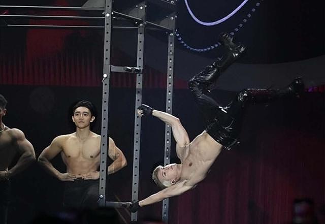 香港知名男星演唱会发生意外，失手摔落地面发出一声闷响（组图） - 4