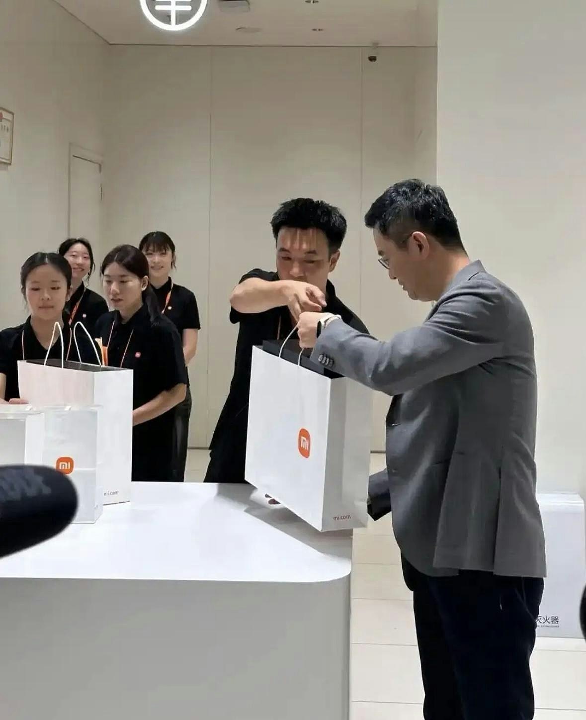 小米17发售多地排长龙,5分钟刷新今年国产手机首销全天销量纪录(组图) - 3