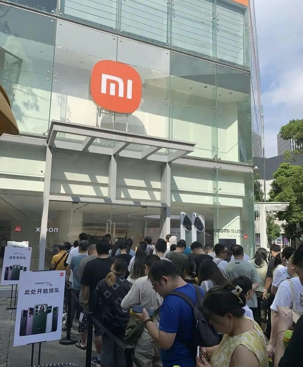 小米17发售多地排长龙,5分钟刷新今年国产手机首销全天销量纪录(组图) - 1