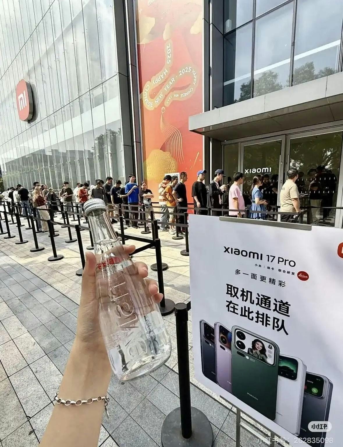 小米17发售多地排长龙,5分钟刷新今年国产手机首销全天销量纪录(组图) - 2