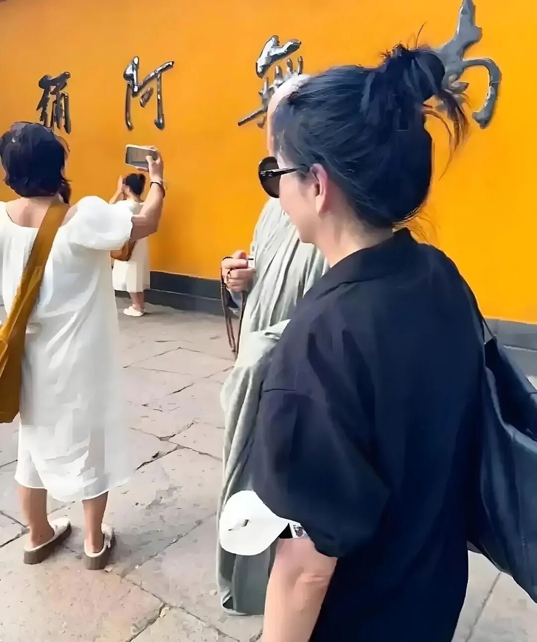 岁月果然从不败美人！57岁邱淑贞现身普陀山祈福，冻龄状态引惊叹（组图） - 1