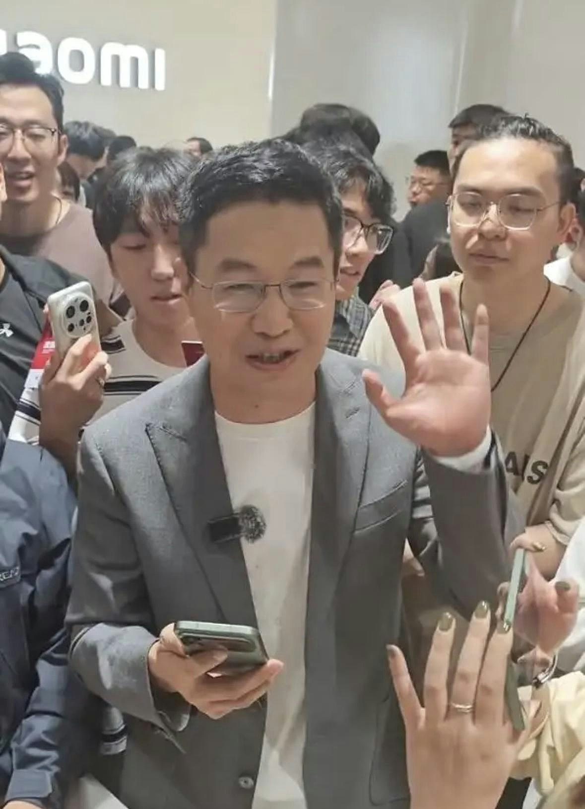 小米17发售多地排长龙,5分钟刷新今年国产手机首销全天销量纪录(组图) - 4