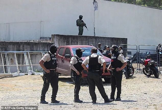 惨绝人寰！ 监狱爆发大屠杀 ，17人死亡， 囚犯遭斩首，家属高墙外痛哭（组图） - 3