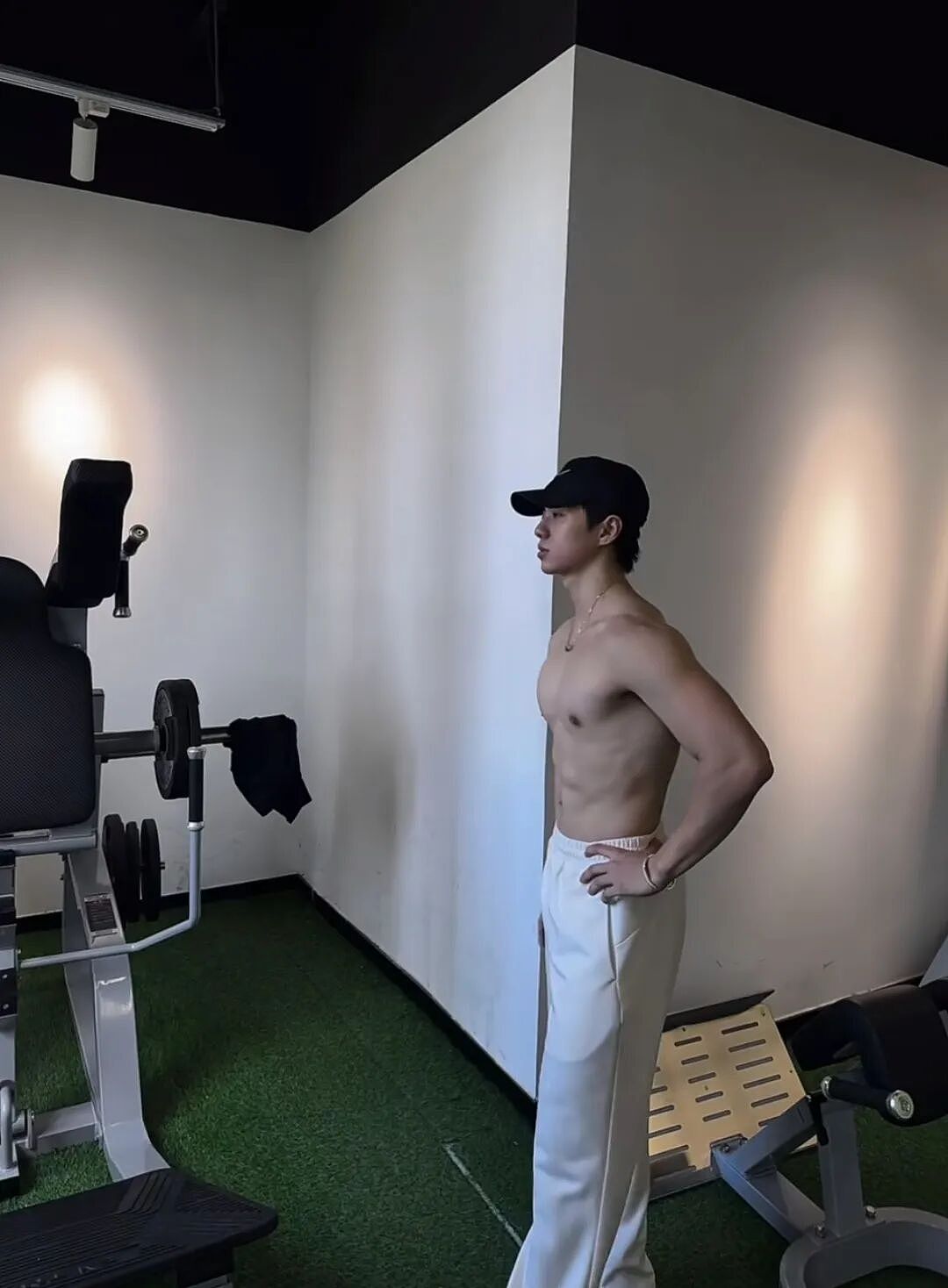 【帅哥】广东工业肌肉校草爆火校园,肌肉与颜值的激烈碰撞,禁欲系满满...(组图) - 18