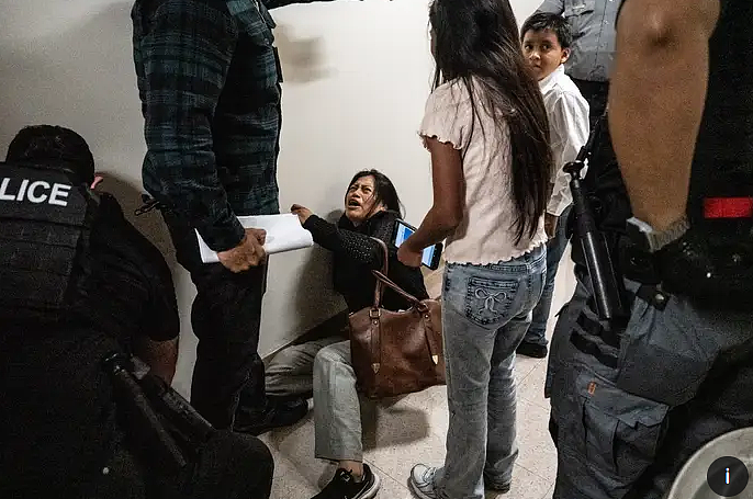 视频疯传！纽约移民妇女陪老公上庭，当着儿女面被暴力推倒，涉事ICE主管停职（组图） - 2