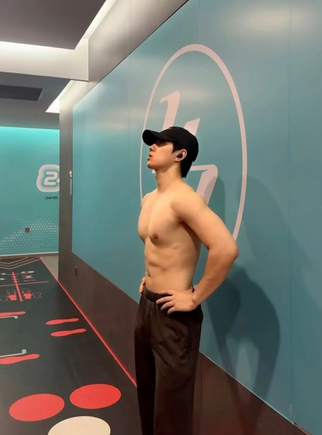 【帅哥】广东工业肌肉校草爆火校园,肌肉与颜值的激烈碰撞,禁欲系满满...(组图) - 8
