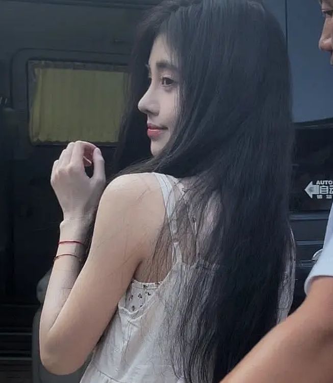 鞠婧祎生图被质疑造假,修成一米七地砖变形,现场图曝光更尴尬(组图) - 19