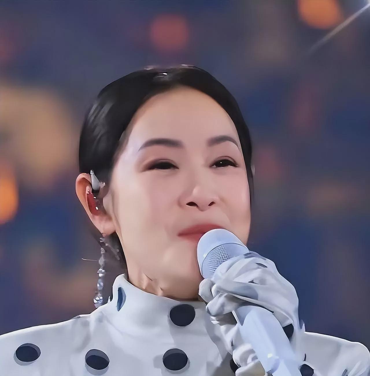 56岁刘若英登台，容貌巨变惊呆网友（组图） - 2