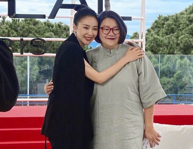 鞠婧祎生图被质疑造假,修成一米七地砖变形,现场图曝光更尴尬(组图) - 23