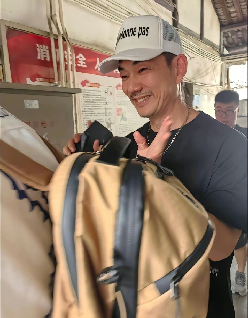 59岁任贤齐现身成都路边摊喝早茶，穿搭一言难尽，皮肉松弛显苍老（组图） - 1
