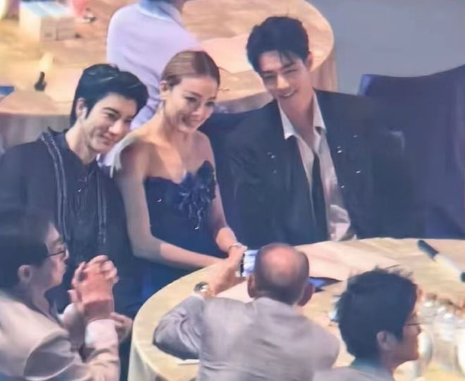 湾区晚会名场面:小沈阳和女儿同框,肖战台下合照,歌手真唱翻车(组图) - 31