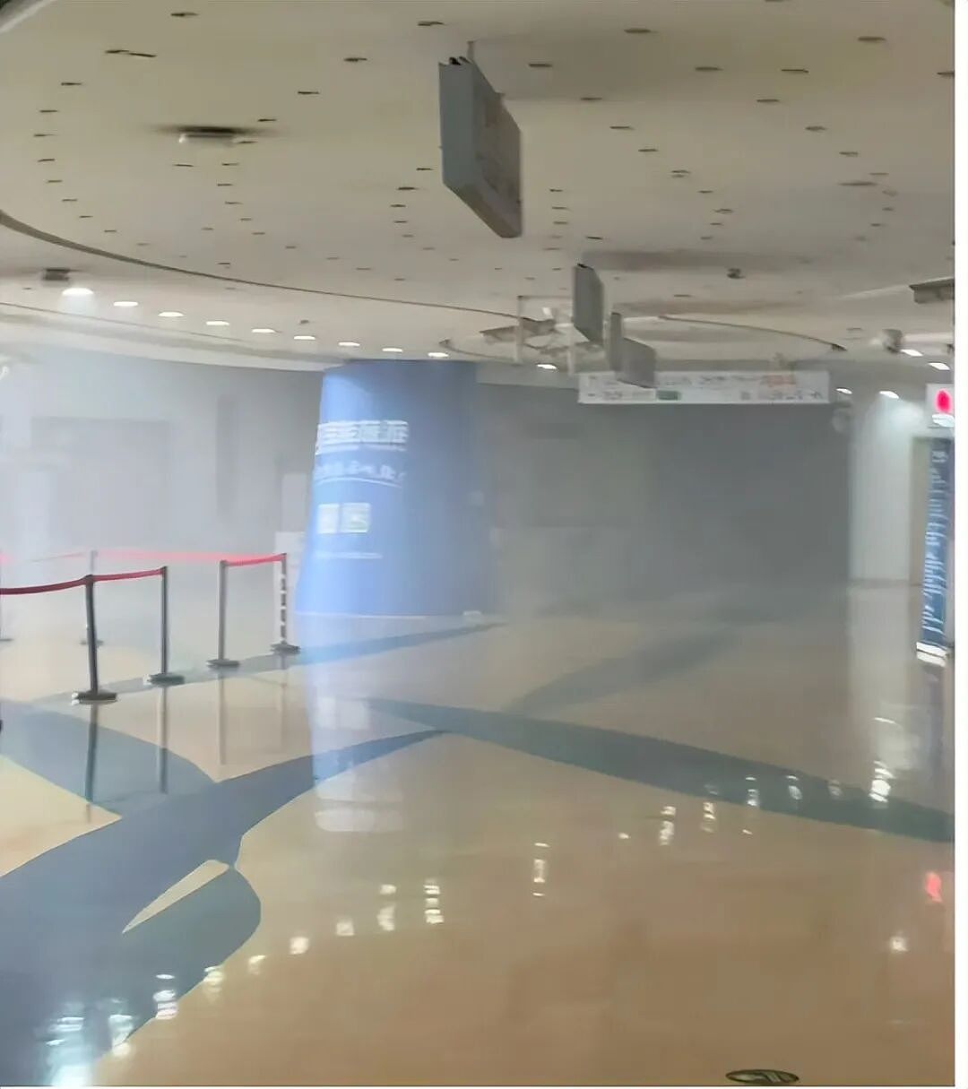 香港知名男星演唱会突然取消，疑发生火情，现场浓烟滚滚（组图） - 6