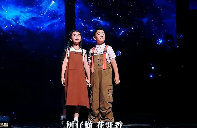 湾区晚会名场面:小沈阳和女儿同框,肖战台下合照,歌手真唱翻车(组图) - 2